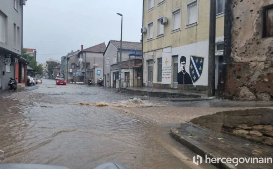 Haos u Mostaru: Poplavljene ulice, kod Drženice se prosula nafta