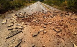Snažno nevrijeme pogodilo našu zemlju: Grom raznio cestu u bh. gradu
