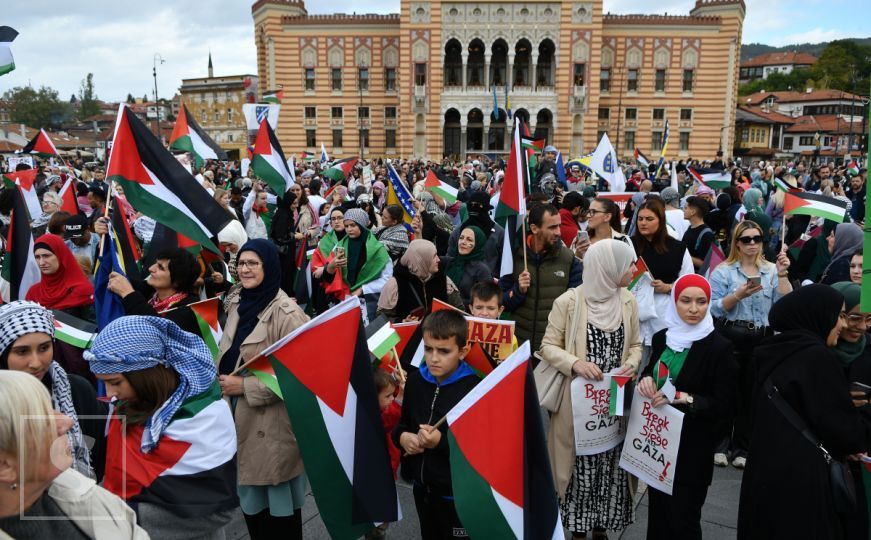 Više od 1.000 ljudi na protestu podrške Palestini u Sarajevu: "Zaustavite ubijanje!"