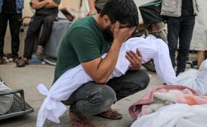 Palestinci plaču nad tijelima ubijenih članova porodice: 50 ljudi ubijeno u bombardiranju kuća