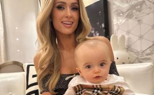 Paris Hilton na meti kritika zbog neobičnog izgleda njenog sina Phoenixa