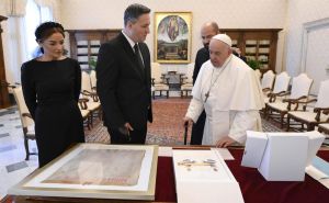 Mirela Bećirović za posjetu Vatikanu odabrala prelijepu haljinu i prikupila brojne pohvale