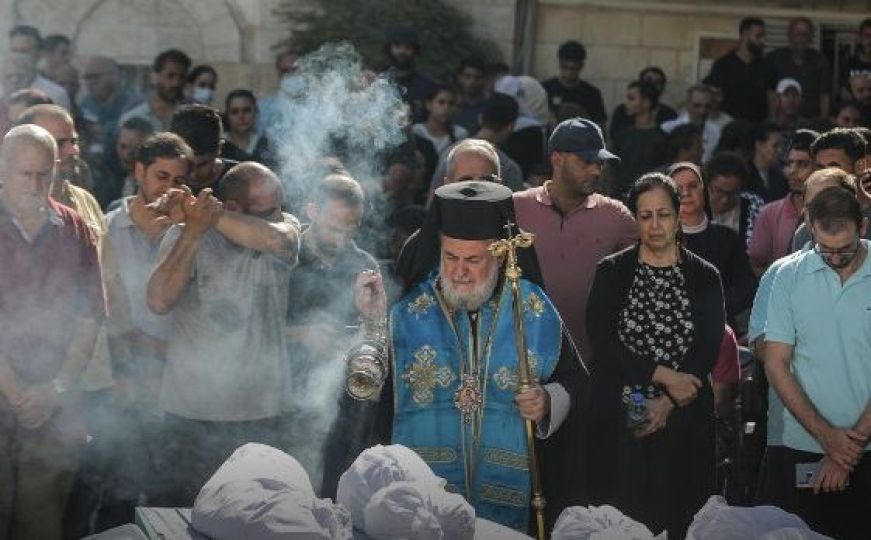 Potresna fotografija iz Gaze: Palestinci na sahrani žrtava izraelskog napada na crkvu
