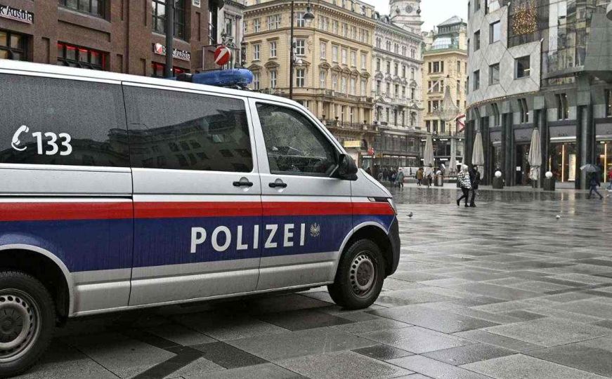 Drama na trgu u centru Salzburga: Državljanin BiH prijeteći nožem pokušao da opljačka mladića