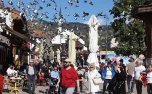 Sunčan oktobarski dan u Sarajevu izmamio građane: Šetnja i kafa na Baščaršiji
