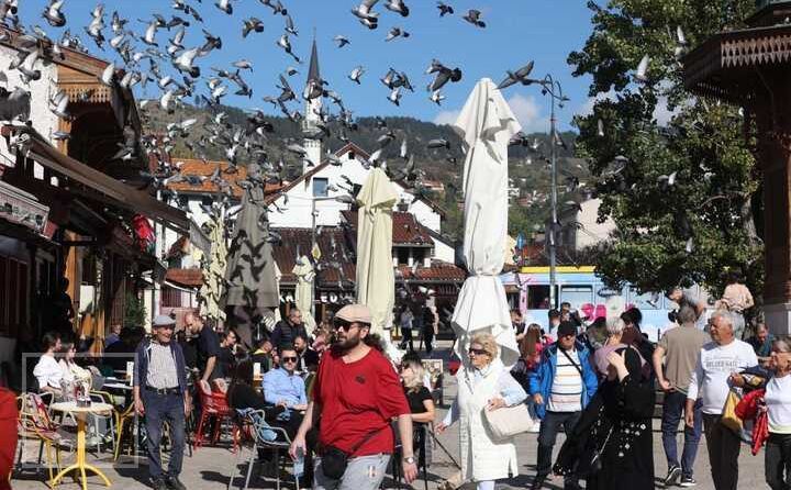 Sunčan oktobarski dan u Sarajevu izmamio građane: Šetnja i kafa na Baščaršiji