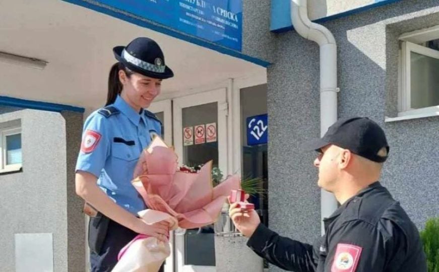 Romantika ispred stanice: Policajac zaprosio kolegicu, MUP objavio fotografiju