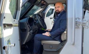 Federalna uprava policije nabavila novo oklopno vozilo: Među prvima se provozao ministar Ramo Isak