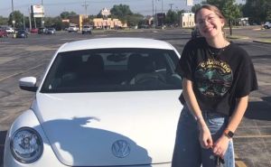 Tinejdžerka osvojila automobil nakon što je otišla na - sahranu nepoznate osobe