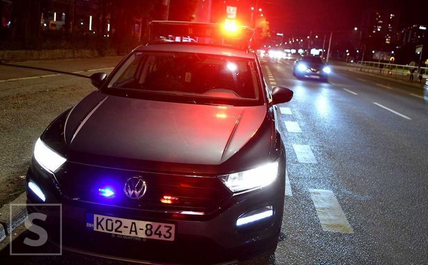 MUP KS o nesreći kod Sarajeva: Motociklista nakon žestokog sudara sa Mercedesom udario u - stablo