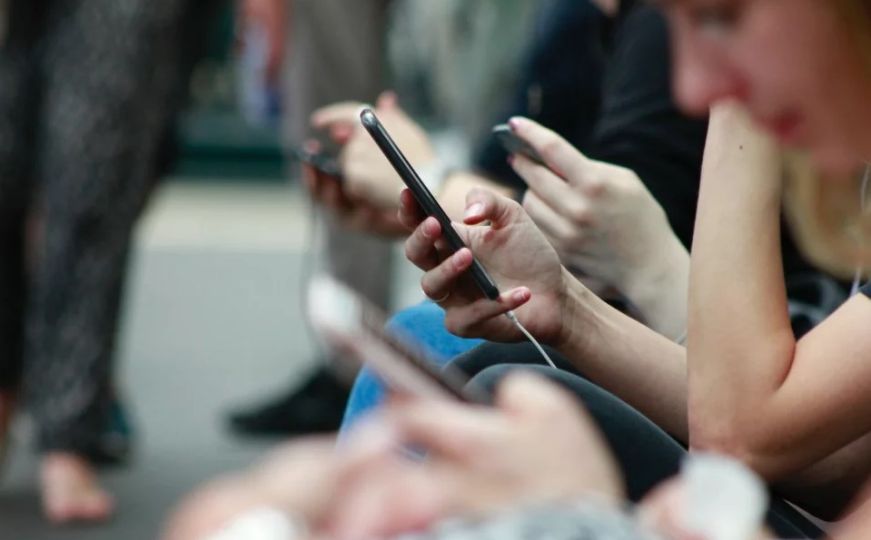 Građanima Srbije stigla važna poruka na mobitel. Kada će u Bosni i Hercegovini?