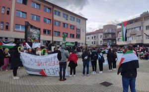 Gradski trg u Bihaću: Građani izašli na proteste i podržali mir u Palestini
