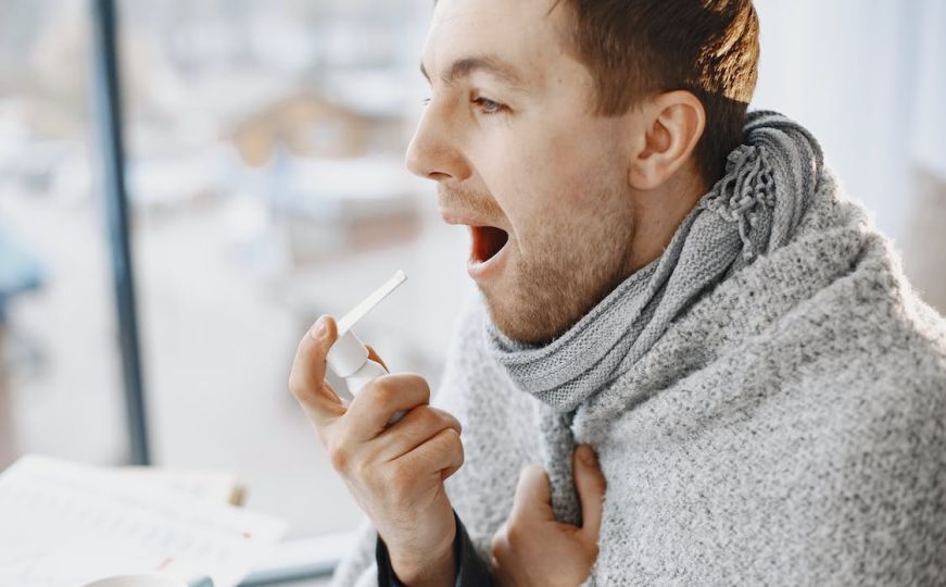 Šta uzrokuje škakljanje u grlu i kako ga se riješiti?