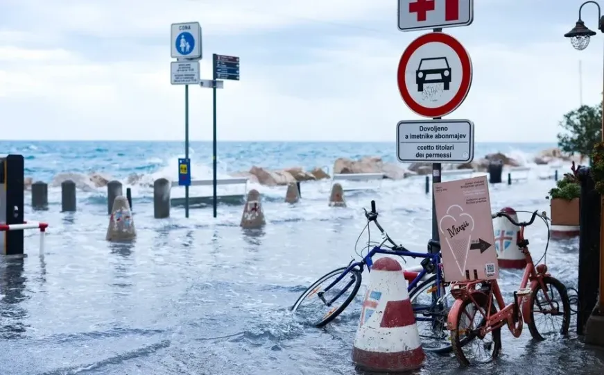 Velike poplave u Sloveniji: Izlijevaju se rijeke i more, čuju se sirene uzbune