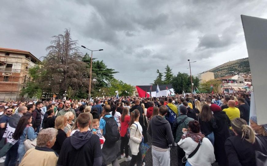 U inat zabrani: Građani Mostara se okupili da daju podršku narodu Palestine