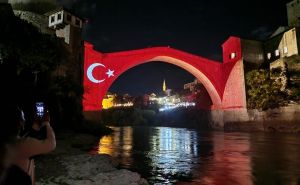 Stari most večeras u bojama zastave Turske