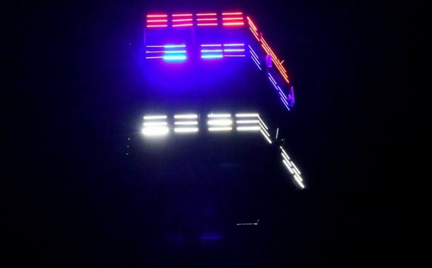 Toranj na Trebeviću osvijetljen bojama zastave Republike Srpske