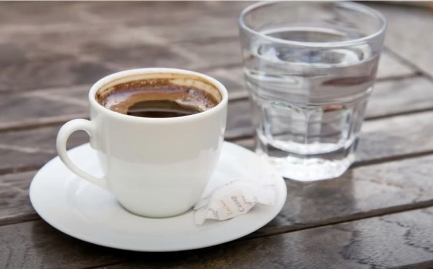 Jeste li znali? Evo kako voda poboljšava vašu jutarnju kafu