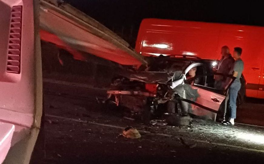 Teška saobraćajna nesreća kod Kalesije: Sudar tri vozila, ima povrijeđenih