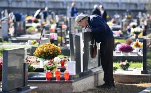 Dan Svih svetih: Mnogi vjernici odlaze sa cvijećem na groblje, a utjehu pronalaze u molitvi