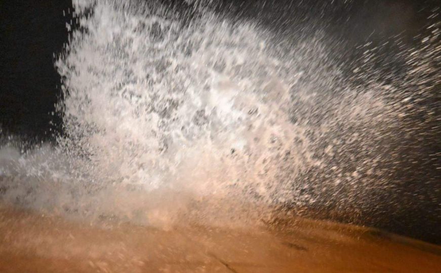Oluja stigla u Hrvatsku: Pogledajte prizore iz Splita i višemetarske valove