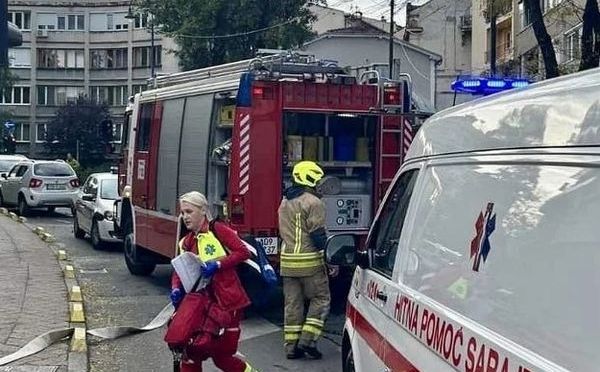 Detalji požara u centru Sarajeva: Hrabri vatrogasci u posljednji trenutak izukli iz stana muškarca