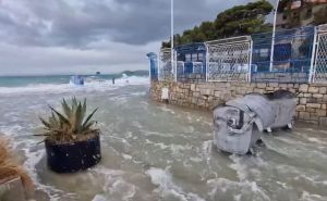 Hrvatska na udaru silovitog nevremena. Poplavljene rive u Dalmaciji, oluja rušila stabla...