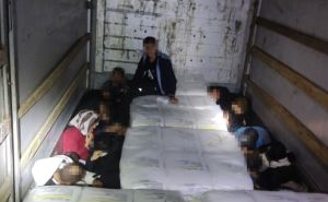 Spriječeno krijumčarenje na graničnom prelazu Orašje: U kamionima prevozili 38 migranata