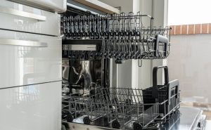 Zbog ovih razloga više nikada nećete sušiti posuđe u vašoj mašini