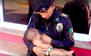 Veličanstvena gesta koja je obišla svijet: Pogledajte kako je policajka pomogla majci u nevolji