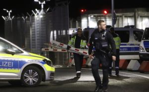 Aerodrom blokiran duže od 12 sati, muškarac oteo kćerku (4), policija: ‘Mislimo da ima eksploziv‘