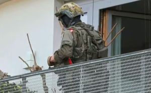 Drama u Austriji: Bosanac pucao sa balkona, na noge digao i pripadnike Kobre