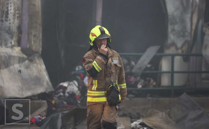 Oglasio se MUP KS o velikom požaru na pijaci Kvadrant: Sedam osoba zatražilo ljekarsku pomoć