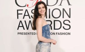 Anne Hathaway oduševila izborom modne kombinacije na crvenom tepihu u New Yorku