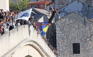 Skokom bez aplauza obilježena 30. godišnjica rušenja Starog mosta