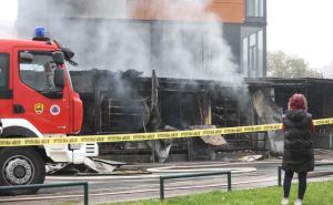 Vatrogasci u novoj intervenciji u Sarajevu: Gorio boks na pijaci Ciglane, dva vozila na terenu