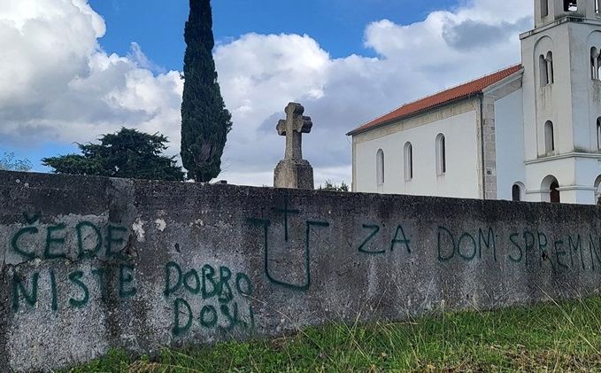 Groblje u Hrvatskoj išarano ustaškim simbolima i svastikama: "Četnici, odlazite!"