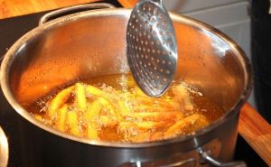 Ostalo vam je ulja nakon prženja? Evo kako pravilno trebate postupiti s njegovim odlaganjem