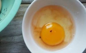 Da li ste ikada ugledali crvenu tačkicu u jajetu? Evo šta bi to moglo značiti