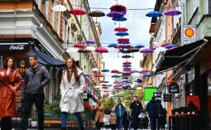 Čarolija iznad sarajevske Ferhadije: Glavni grad Bosne i Hercegovine dobio 'Ulicu šarenih kišobrana'