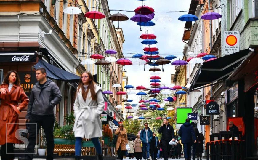 Čarolija iznad sarajevske Ferhadije: Glavni grad Bosne i Hercegovine dobio 'Ulicu šarenih kišobrana'