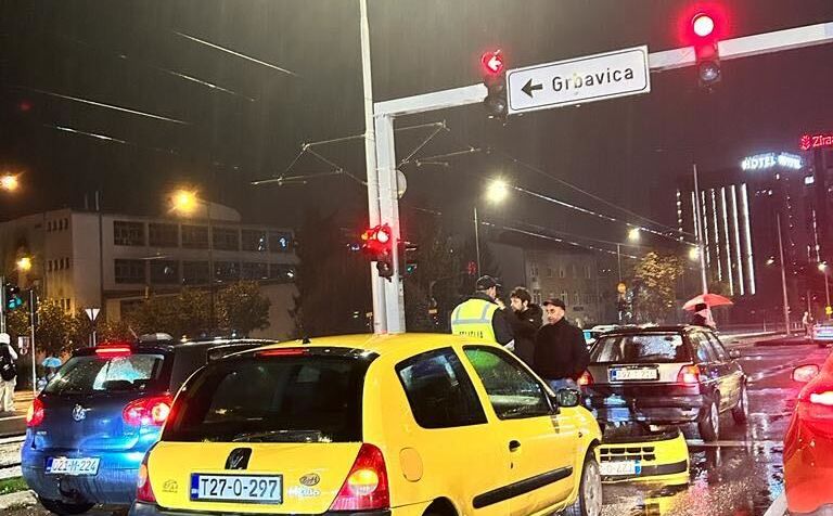 Vozači, oprez: Saobraćajna nesreća na glavnoj cesti u Sarajevu