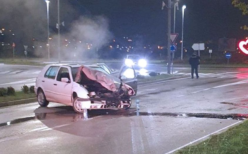 Nesreća u Mostaru: Vozilom preletio preko 'ostrva', sudario se s automobilom i proletio u baštu