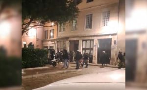Haos u Lyonu: Ekstremisti s palicama upali na konferenciju u Palestini, ima povrijeđenih