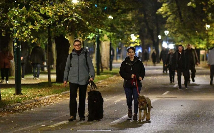 Građani uživaju na Vilsonovom šetalištu: Šetnja sa psima, roleri i miris pečenih kestena