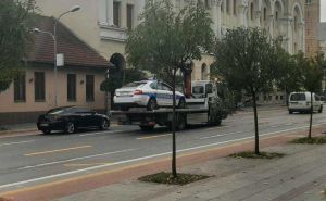 Ovo nećete vidjeti svaki dan: Pauk služba u centru Banje Luke odvezla policijski automobil