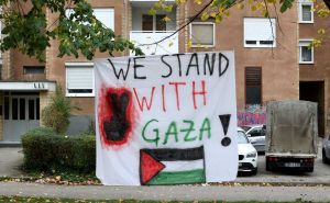 I Dobrinja je uz Gazu: U Sarajevu jutros osvanuo transparent podrške palestinskom narodu