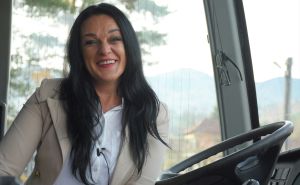 Edina Trako, majka troje djece za volanom razbija predsrasude: " Sve žena može, nisam odustajala"