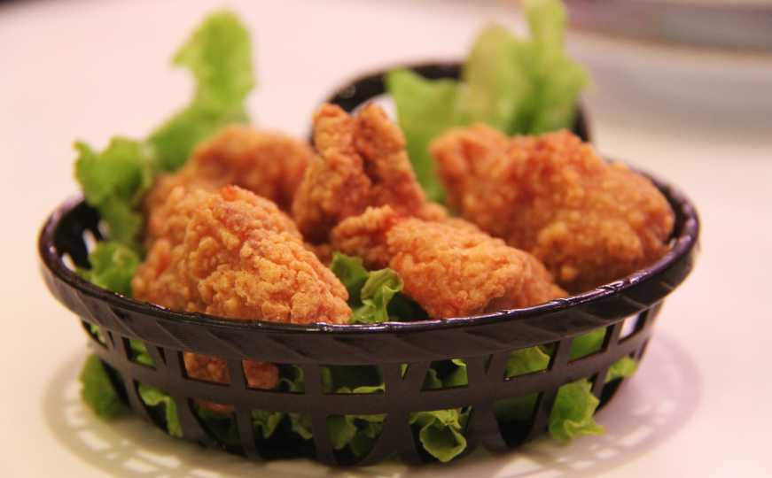 Ručak koji će oduševiti porodicu: Hrskava piletina pripremljena na poseban način - ukus savršenstva