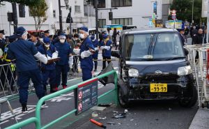 Drama ispred izraelske ambasade: Muškarac se automobilom zabio u barikadu